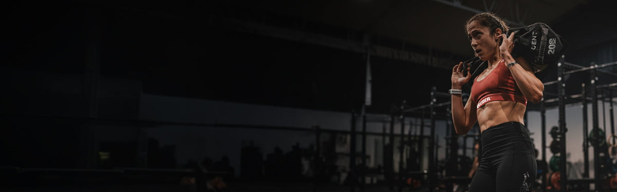 Atleta entrenando en el gimnasio con equipación Weider